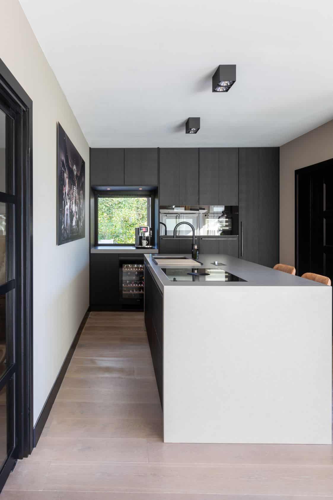 zwart grijze keuken met kookeiland van loenen van ginkel keukens 003