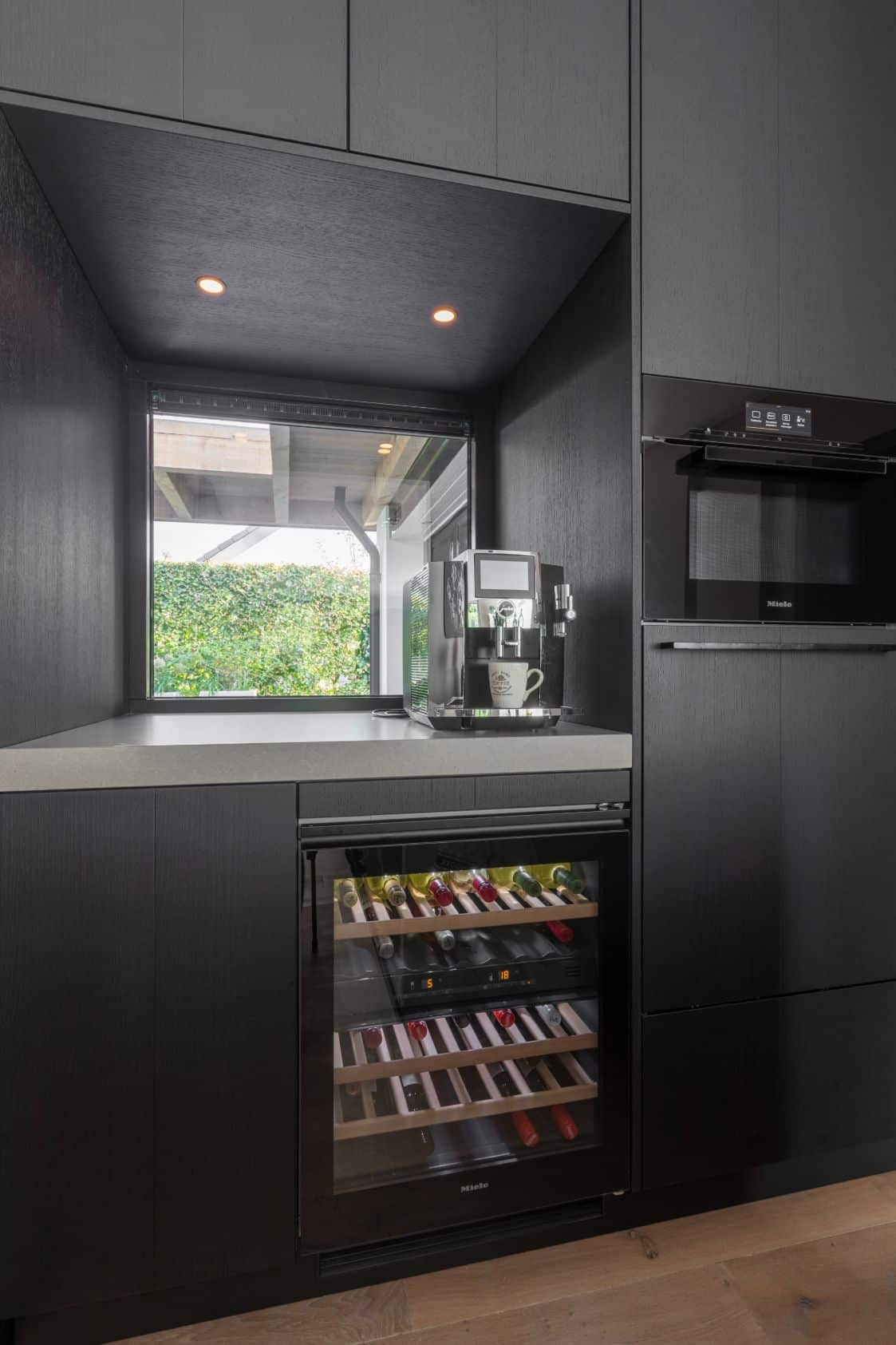 zwart grijze keuken met kookeiland van loenen van ginkel keukens 008 Luxe keuken met hoogwaardige apparatuur