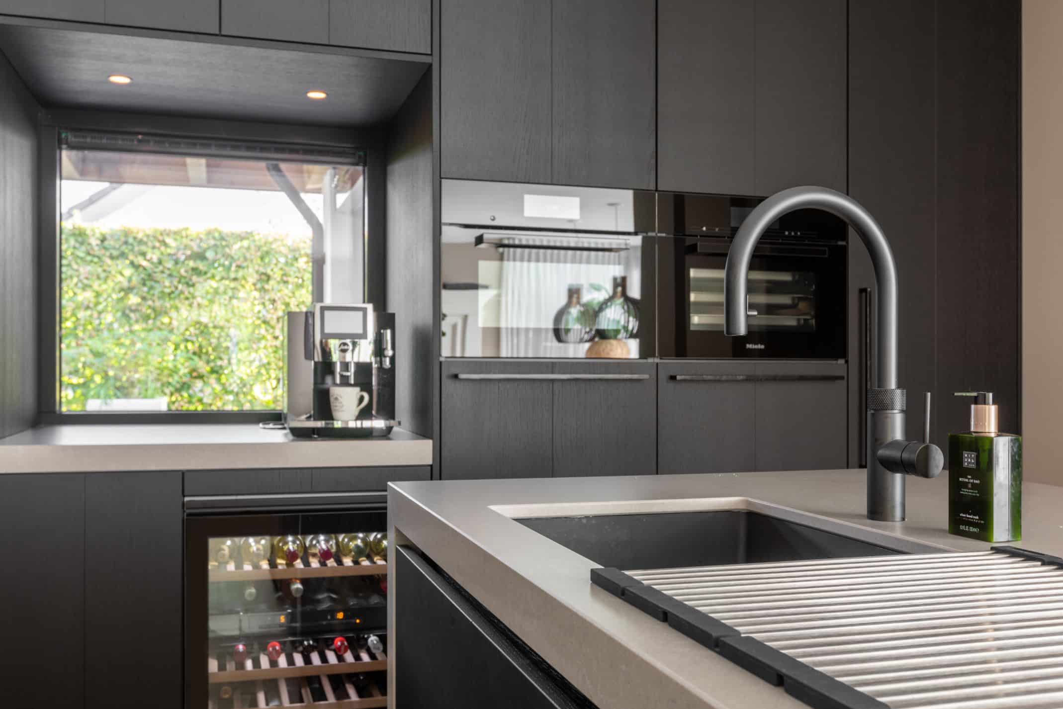 zwart grijze keuken met kookeiland van loenen van ginkel keukens 013