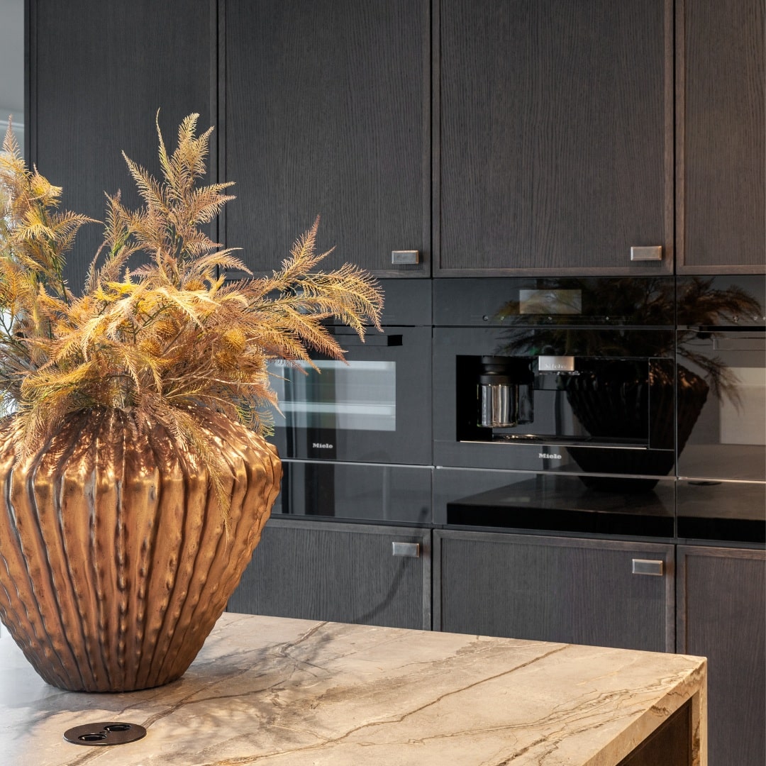 Een hotel chique keuken met donker hout en een marmer keukenblad