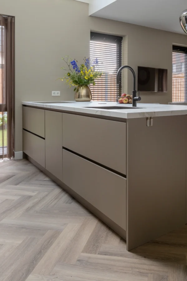 Van Ginkel Keukens taupe keuken nieuwbouwwoning desktop